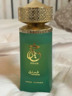 Khair Pistachio Eau de Parfum Arab parfym - Upptäck Khair Pistachio från Paris Corner – en unik parfym i en snygg grön flaska med gulddetaljer. Volymen är 100 ml. Perfekt för dig som vill sticka ut med något annorlunda och trendigt.