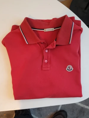 Röd Moncler pikétröja - Fin orginal moncler pike I fint skick. Storlek M 