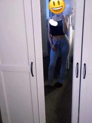 Ljusblå bootcut jeans med hög midja - Säljer ett par ljusblå jeans med bootcut-modell och hög midja. Jeansen har klassisk femficksdesign och är tillverkade i denim med lätt stretch för en bekväm passform. Perfekta för dig som gillar en retroinspirerad look.