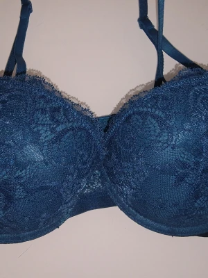 Spetsdetaljer bh - Smaragdgrön/turkos push-up bh med spetsdetaljer. Inköpt på twilfit, helt ny och oanvänd. 