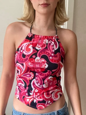 🍒Vintage y2k haltertopp🍒 - 🍒FLOWER POWER 🍒Trendig vintage y2k haltertopp med blommor. Kommer i ett stretchigt micromaterial. Modellen är 172cm för referens.🍒