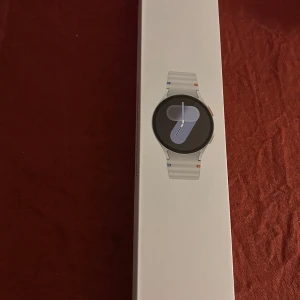 Samsung Galaxy Watch 6 - Samsung Galaxy Watch 6 i originalförpackning. Smartklocka med Bluetooth, Wi-Fi och GPS. Kompatibel med Android 11.0 eller högre. Stöd för Samsung Health Monitor, blodtryck, EKG och sömnanalys. Förpackningen ser obruten ut och i mycket gott skick.