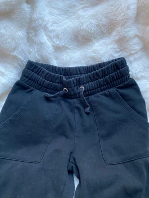 Svarta mjukisbyxor  - Jättesnygga svarta mjukisbyxor från lager 157. Byxorna är köpta i storlek XS men lappen klipptes bort! PRIS KAN DISKUTERAS💓Dessa säljs eftersom att de inte används längre!