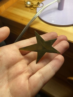 Stor guldfärgad stjärnring - Säljer en riktigt cool ring i guldfärgad metall med en stor stjärna som sticker ut på handen. Ringen har en blank finish som ger den extra edge. Perfekt för dig som vill sticka ut och addera lite attitude till din stil.