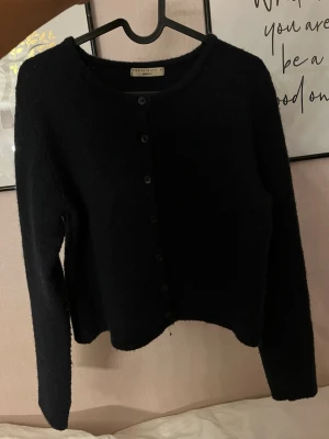 Mörkblå  kofta från Gina Tricot - Koftan är mycket använd, känns och syns inte så my let på materialet. Tröjan är i ull och så mycket varm. Den är i storlek M men passar S också!