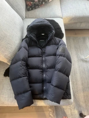 Peak performance jacka  - Snygg och bekväm vinterjacka från peak performance i size M, fint skick utöver litet hål, se bild. Fler bilder kan lösas 