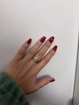 Guldring med glittriga stenar - Säljer en guldfärgad ring med två rader glittriga stenar som ger extra bling, oanvänd 💗