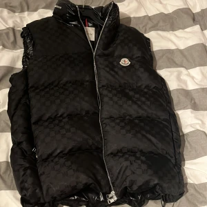 Moncler väst  - Varm o snygg väst storlek L kan ändra pris vid snabb förhandling 