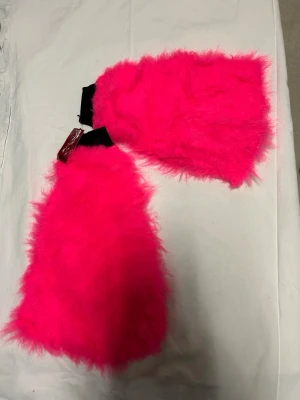Neonrosa benvärmare i fuskpäls i onesize - Helt nya benvärmare i konstgjord päls. Neonrosa färg. Märke Insanity.