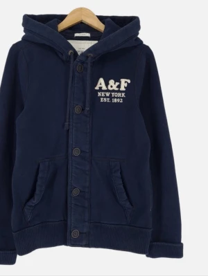 Hollister abercrombie cardigan - Jätte eftertraktad!!! Storlek M längd=66cm armhåla till armhåla=53cm Abercrombie cardigan vintage jätte eftertraktad använts förut men fortfarande jättebra skick fortfarande Kan prutas ner lite Var inte rädd för att ställa frågor!!