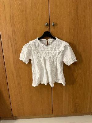 Fin vit blus från Gina  - En jättefin vit blus från Gina tricot i storlek 170. Bara att höra av er vid frågor☺️