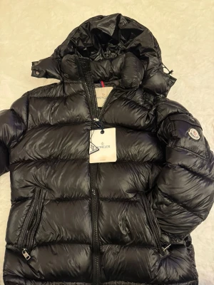 Moncler maya - Moncler Maya köpt förra vintern på NK i Gbg och använd endast några gånger säljer då jag tröttnat på den. Helt äkta och finns massa bevis inklusive authentication från Moncler.