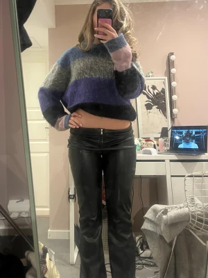 Skinnbyxor - Säljer ett par bootcut skinnbycor byxor från newyorker med snygg dragkedje öppning! 