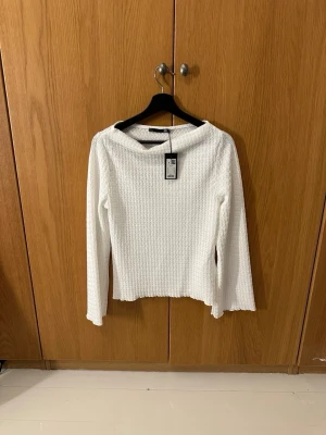 Vit långärmad topp från 157 - Säljer en vit långärmad topp från 157 i storlek S. Aldrig använd då bara testad. Skriv vid frågor☺️