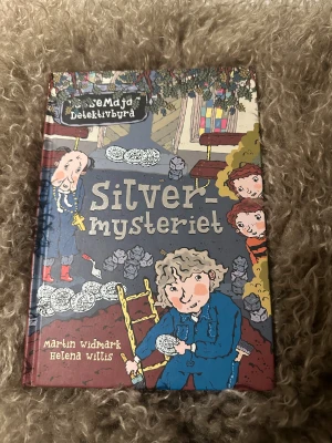 Silvermysteriet - Följ med Lasse och Maja när de försöker lösa mysteriet kring en arkeologisk utgrävning som får oväntade nattliga besök. Spännande ledtrådar och kluriga gåtor väntar dig i denna bok från LasseMajas Detektivbyrå!