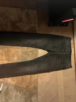 Jack and Jones slim Glenn - Detta är ett par svarta Jack and Jones jeans i modellen slim Glenn. Storlek 30 32 men är lite tajta så skulle säga 29 32. 