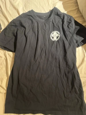 ODZ T-shirt  - Svart t-shirt från ODZ med coolt svampmotiv och texten 'Original Dunder Zubbis' tryckt både fram och bak. Köpte på ODZ hemsidan. Testad 1 gång och den var för stor. 
