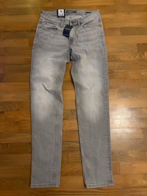 Grå jeans dressman  - Säljer ett par grå jeans från dressman. Är aldrig använda. Stilrena jeans i storlek 29 32. Lapparna sitter kvar på