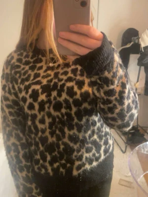 Mönstrad stickad tröja - Jättefin stickad tröja. Storleken på lappen är  xxs men passar som en s 💗