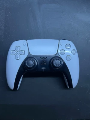 PlayStation 5 DualSense Controller - DualSense trådlös handkontroll till PlayStation 5. Ergonomisk design, adaptiva triggers och haptisk feedback för en förbättrad spelupplevelse. kontrollen är i gott skick