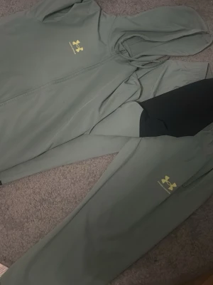 Under armour tracksuit/set - En jätte vacker under armour tracksuit/set använd några gånger jätte bra skick