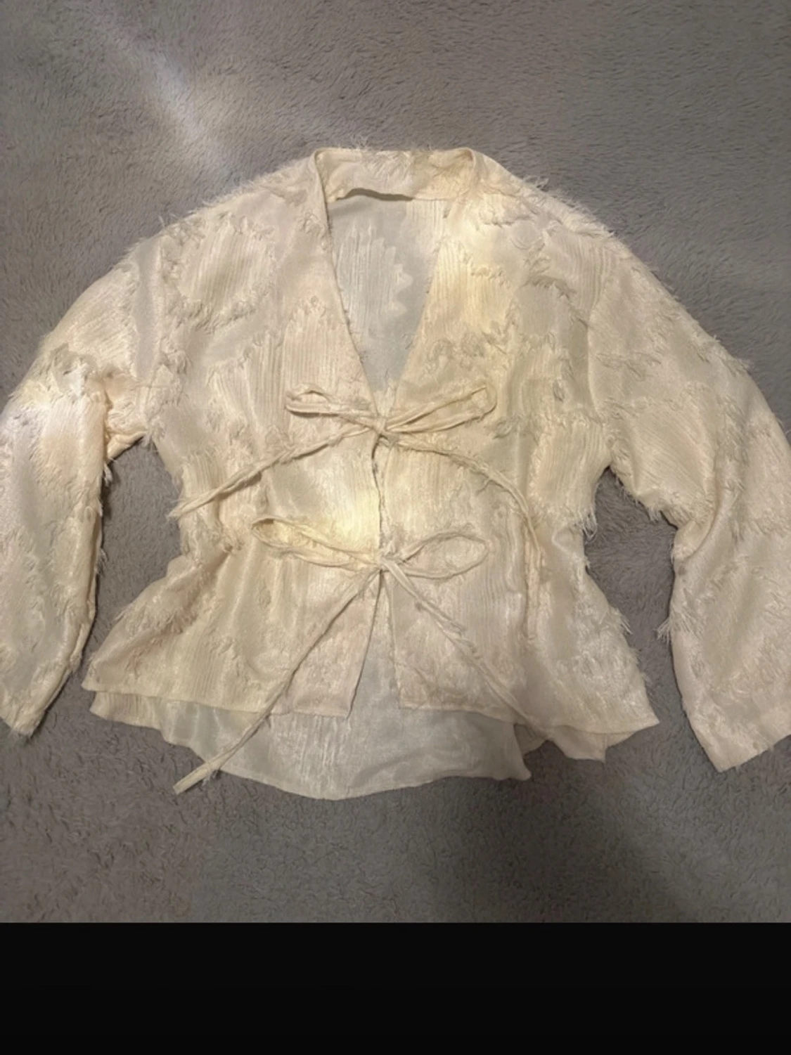 Beige blus med knytdetaljer