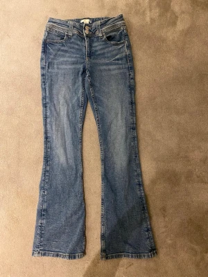 Jeans💙 - Ett par nästan helt oanvända jeans. I färgen mörkblåa. Köpta på Ginatricot💙 