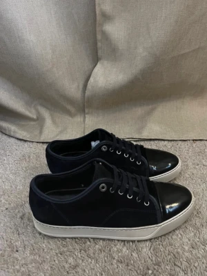Lanvin navy - Hej, säljer mina glansiga Lanvin navy skor i nyskick. Size 41-42 (uk7). Knappt använda med en fin vit sula. Nypris går för 5000 SEK på NK, mitt pris endast 2790 SEK - STEAL