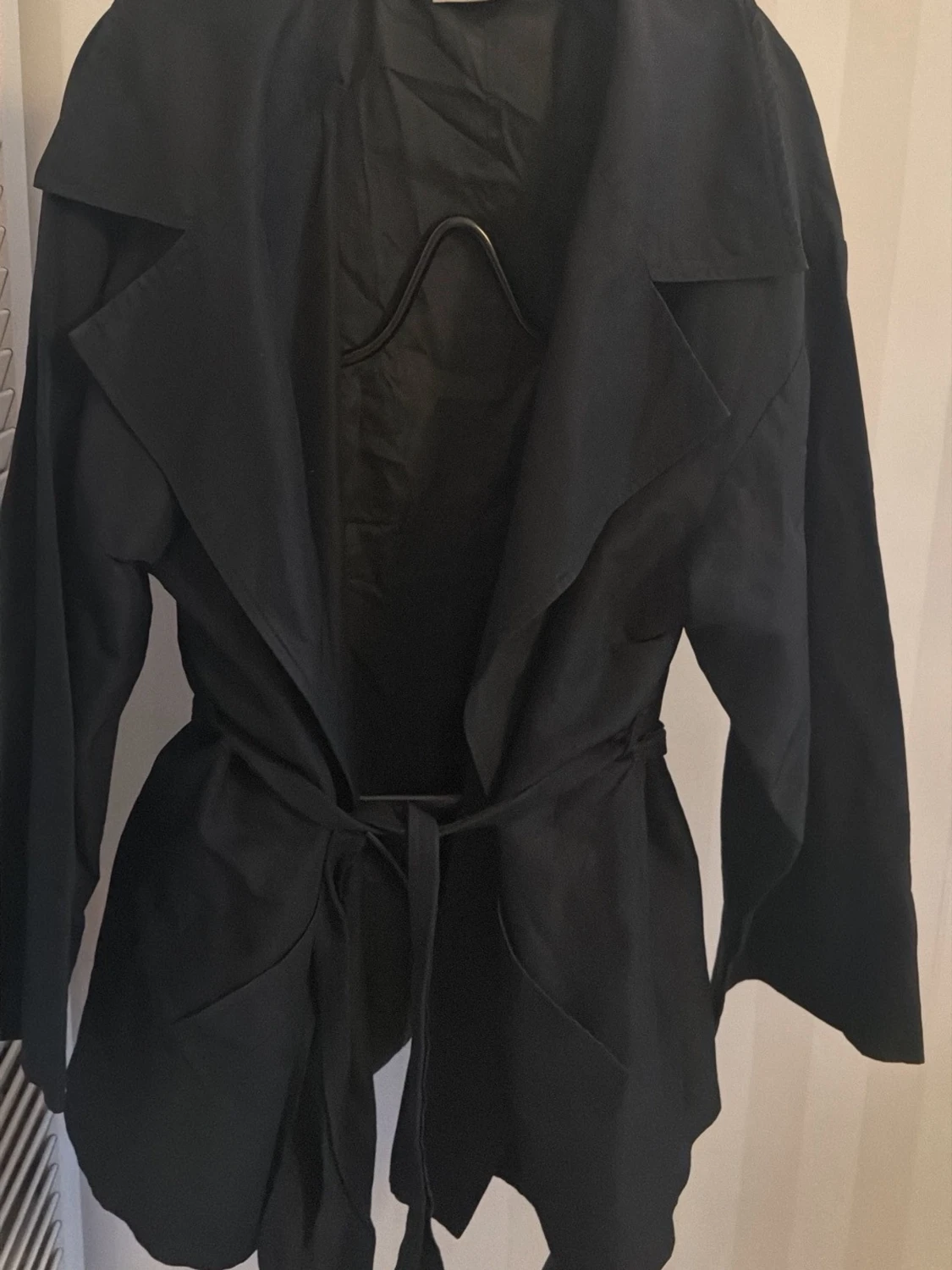 Svart trenchcoat från PIÚ & PIÚ