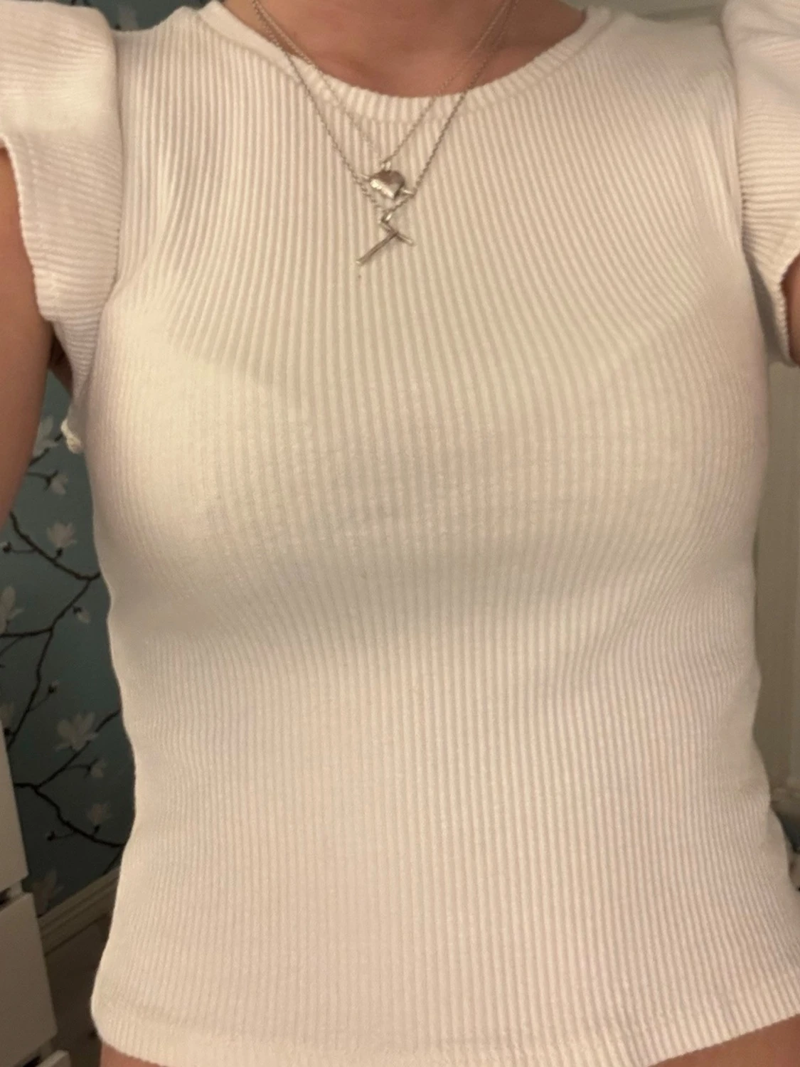 Vit ribbad topp med volangärm - 1