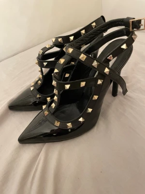 Valentino rockstud klackskor - Eleganta klackskor av de italienska lyxvarumärket Valentino Garavani| nypris runt 11 000, så först till kvarn | Made in Italy 🇮🇹| Väldigt bra skick 9/10| De är storlek 40 men ganska små i storleken så jag skulle säga storlek 39. Pris kan diskuteras, lägg gärna ett bud så kan vi komma överens om ett superpris! 