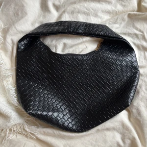 knitted svart väska - aldrig använt 