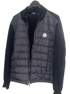 Svart cardigan från Moncler strl M - Moncler cardigan i storlek Medium. Använd men i bra skick, 7/10, inga skador utan bara använd. Nypris 7699, online kvitto finns.