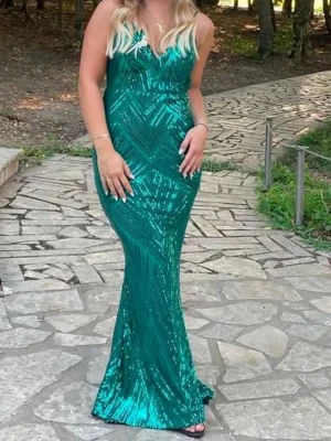 Balklänning unik - Unik, snygg, v ringad, öppen rygg. Endast använd två gånger, passar både xs och s så den är stretchig, pris kan diskuteras vid snabb affär, fler bilder finns 