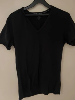 Tre pack Calvin Klein  - Jag säljer tre stycken Calvin Klein t shirt av samma modell. Alla dessa tre t shirts har jag max användit 1 gång per plagg.