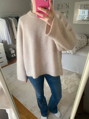 Mohair tröja - Säljer denna super najs tröja ifrån Gina tricot i storlek Xl men den är mer som L/m. Den har använts få gånger och är köpt för 700. Finns inga tecken på användning 
