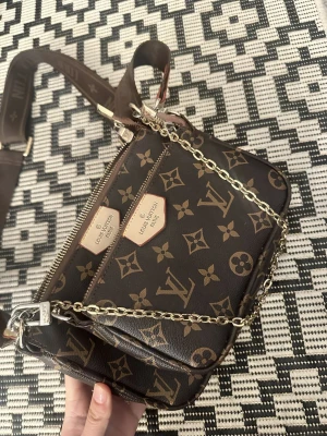 Handväska  - Handväska me dubbla väskor, o kedja. Bra skick, men finns lite av en läppena färg på en av väskorna går säkert bort med tvätt (se bild). Annars bra skick, kom priv för fler frågor