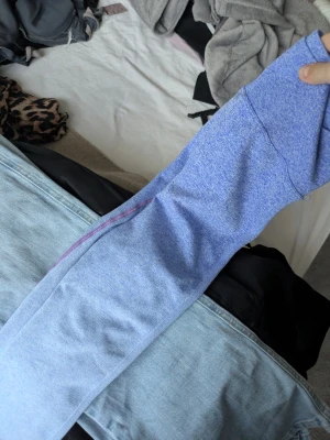 Blå träningstights med hög midja  - Snygga blåmelerade leggings i Stl S men kommer passa XS med, aldrig använda 