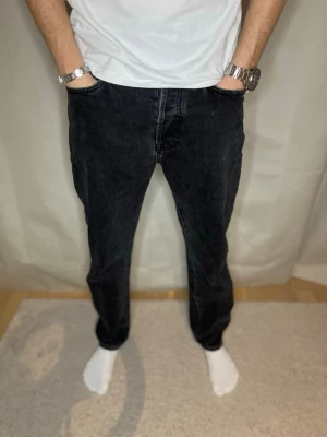Jeans herr  - Säljer ett par svarta jeans med klassisk rak passform och femficksdesign. Jeansen har normal midja och är tillverkade i slitstarkt denimtyg. Perfekta till en enkel t-shirt eller hoodie för en clean look. Skick 7/10. Vi säljer för 149kr  