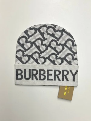 Burberry Mössa - Helt ny aldrig använd. Storlek One size. Snabb frakt.