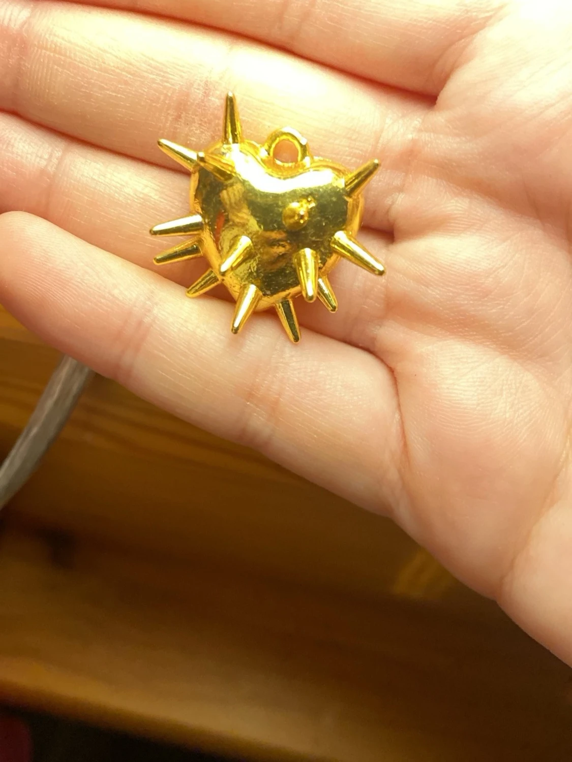 Guldigt hjärthänge med spikes