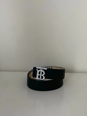 Svart bälte med mönster - Snyggt svart bälte med mönstrad design som ger outfiten en extra touch. Längd: 110 cm. Bra skick.  📦 Fraktar direkt efter köp. 💬 Pris kan diskuteras. 