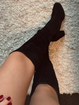 Höga klackar zara  - Svarta höga mocka imiterade boots ifrån zara i storlek 38🩷🩷 ett par riktiga favoriter! Dragkedja på insidan och de är impregnerade🥰 ifrån zara Basic collection. Klacken är 8-9 cm.