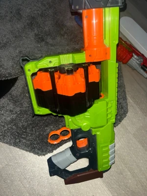 NERF Doominater ZOMBIESTRIKE - NERF doominater zombiestrike fullt fungerande köpt ny saknar handtag till omladdningen annars i väldigt bra skick den är väl omhändertagen 