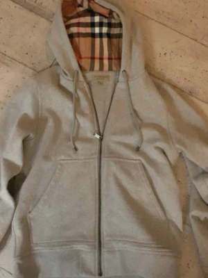 Burberry hoodie - Snygg burberry hoodie i storlek s använd väldigt få gånger inga skador eller tecken på användning 