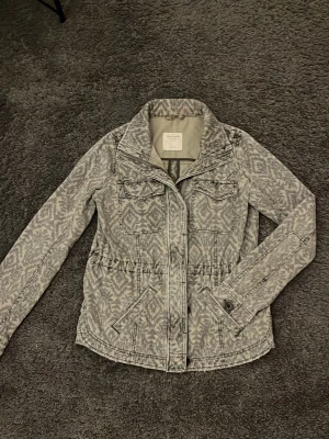 Abercrombie & Fitch Jeansjacka med mönster  - Väldigt fin jeansjacka från Abercrombie & Fitch. Unik men passar till det mesta. Storlek S, väldigt bra passform. 