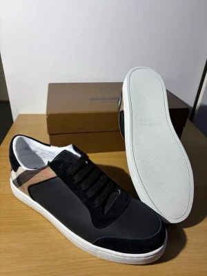 Burberry skor - Snygga Burberry skor som är perfekta för vardagen och för dig som vill ha en clean look. Skorna är helt nya‼️Fraktar inom 24h📦✅ 