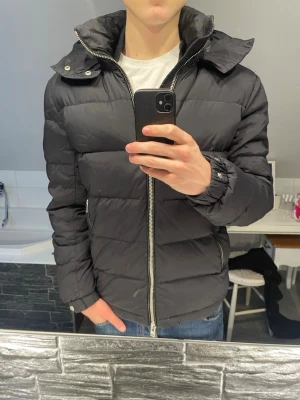 J.Lindeberg dunjacka - Tvär fet vinterjacka från J.Lindeberg🙌🏻 || dunjacka som är riktigt varm och skön! || Storlek: L, men sitter mer som M || Skick: 8/10, välanvänd så finns vissa defekter, men helhetsintrycket är riktigt bra! || Pris: 1099kr || Hör av er vid minsta fundering!