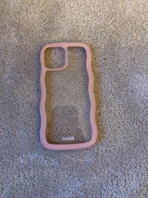 Holdit wavy case rosa - Säljer mitt rosa wavy case från holdit, köpt för 299. Passar IPhone 12 pro. Använd men i mycket fint skick