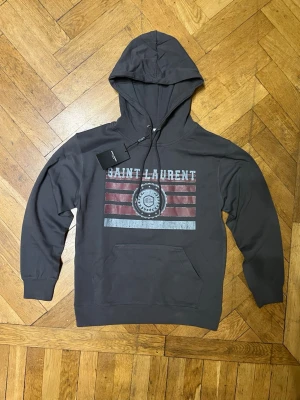 Saint Laurent hoodie - Grå Saint Laurent hoodie med luva. Helt ny!